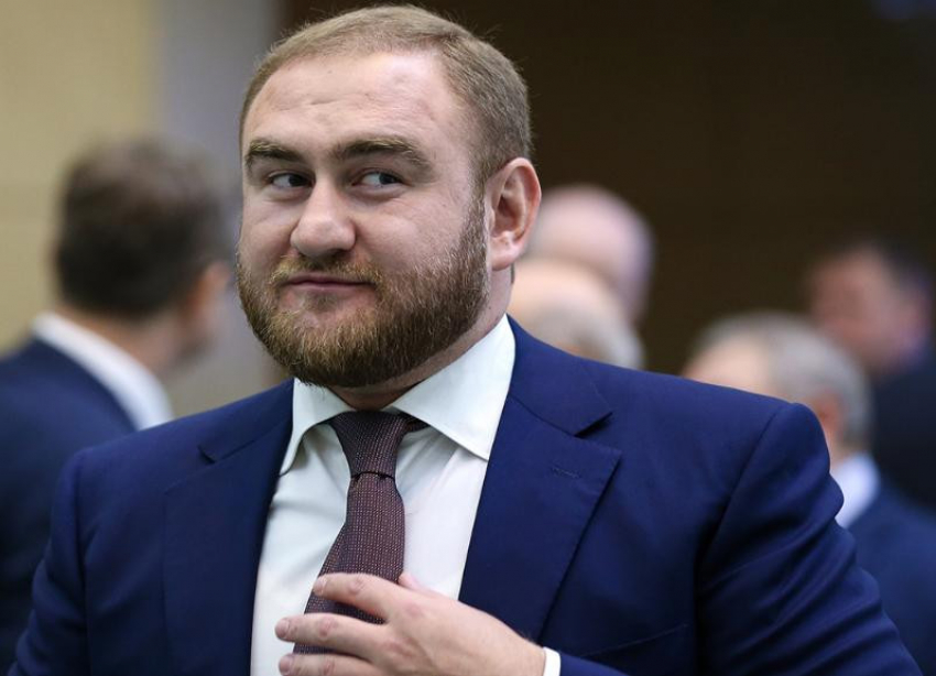 У экс-сенатора КЧР Рауфа Арашукова подтвердили коронавирус