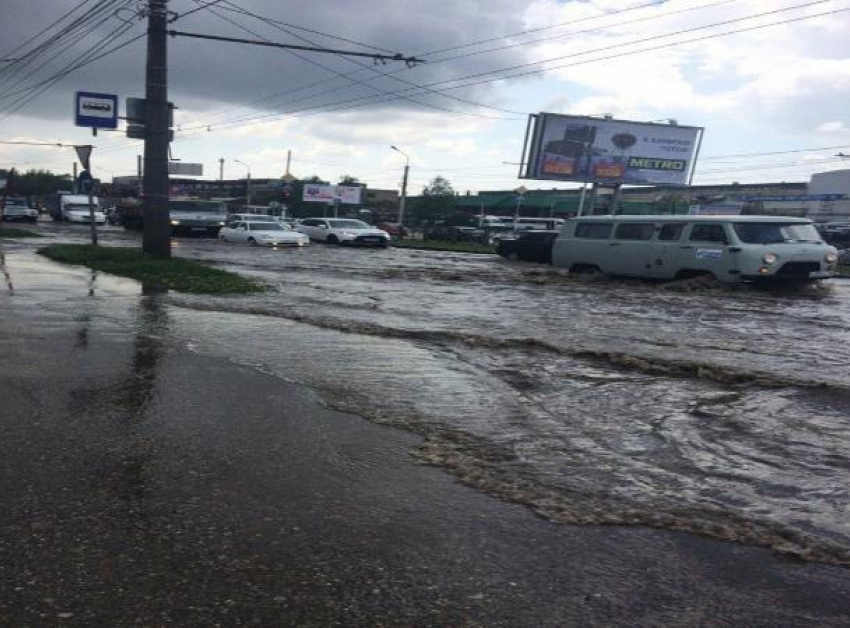 Автомобили «поплыли» по улице Кулакова из-за забитых ливневок в Ставрополе