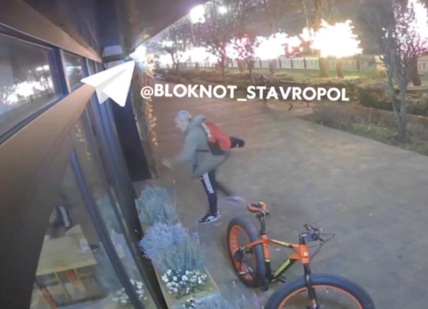 Неадекват напугал посетителей и персонал заведения на Дзержинского в Ставрополе: видео