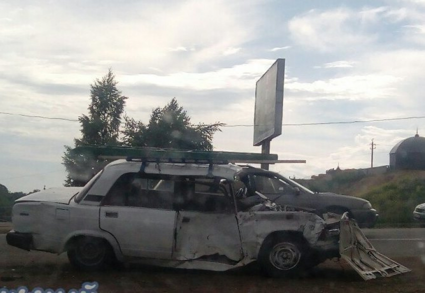 Белая «семерка» сильно пострадала в ДТП на светофоре недалеко от Ставрополя 