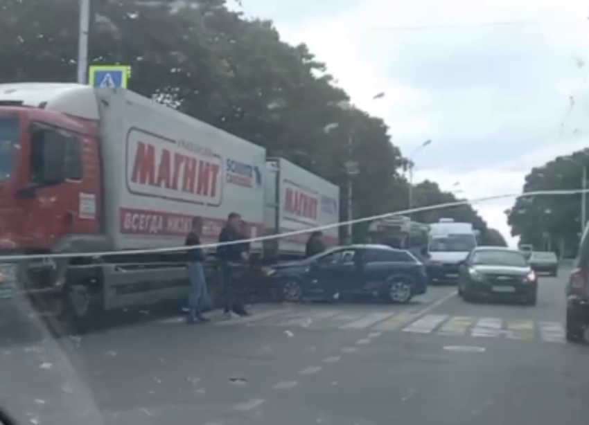 Авария с легковушкой и большегрузом парализовала движение в юго-западном районе Ставрополя