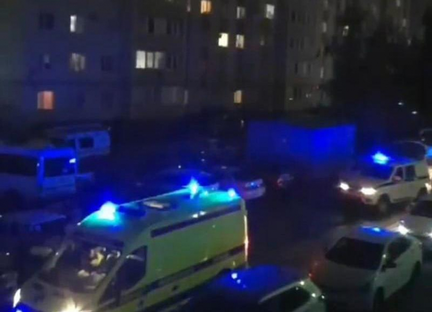 Четырехлетняя девочка оперлась на москитную сетку и выпала из окна многоэтажки в Ставрополе