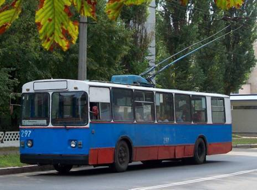 Ставропольский троллейбус заехал под асфальт