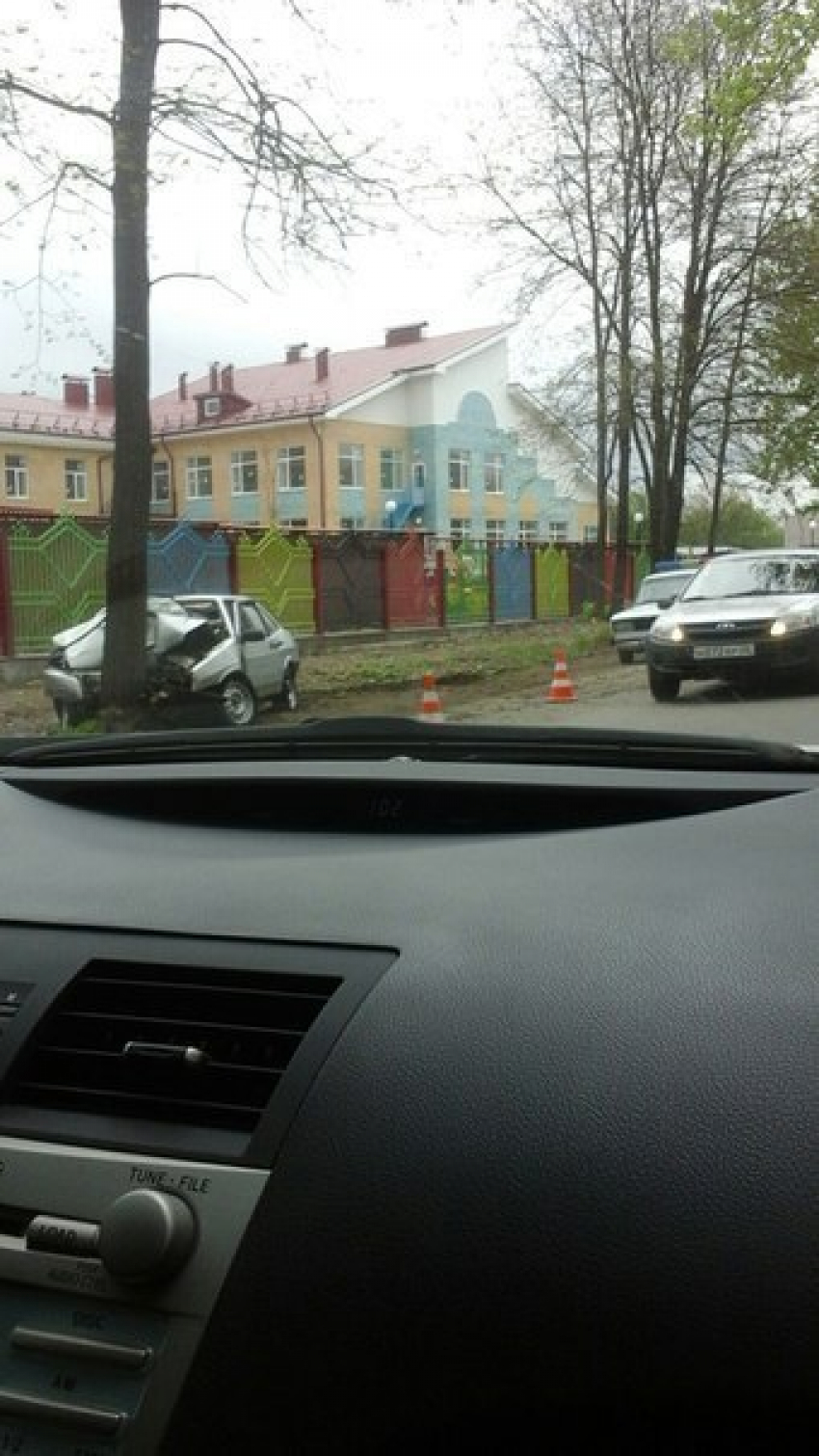 Водитель легкового автомобиля в Пятигорске врезался в дерево