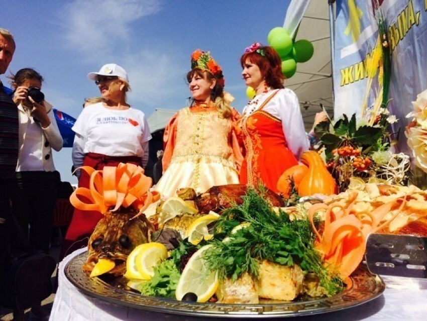 Осенние лакомства бесплатно отведали горожане на фестивале еды в Ставрополе 