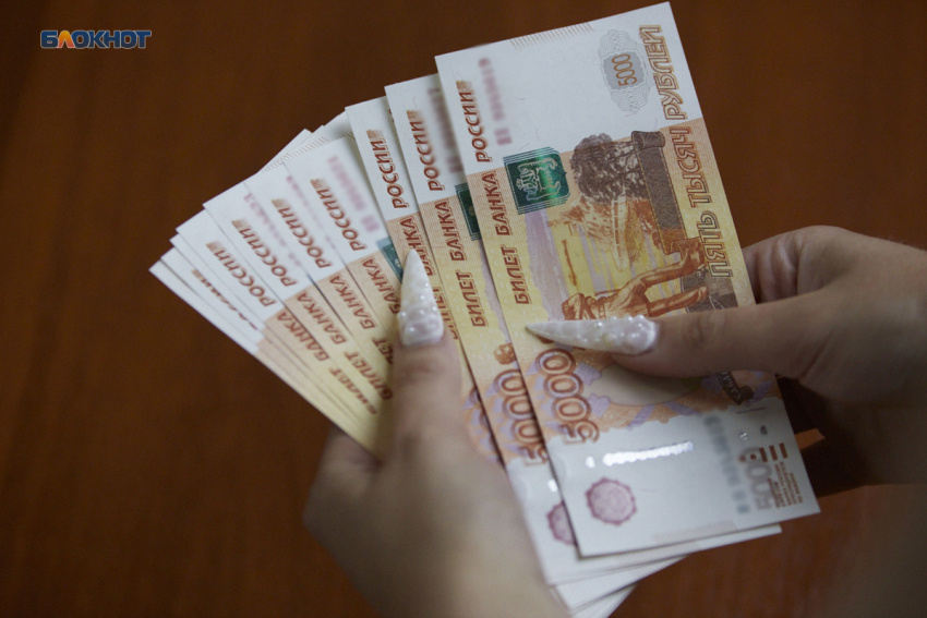 В каких сферах зарплаты на Ставрополье внезапно пробили сотню тысяч рублей