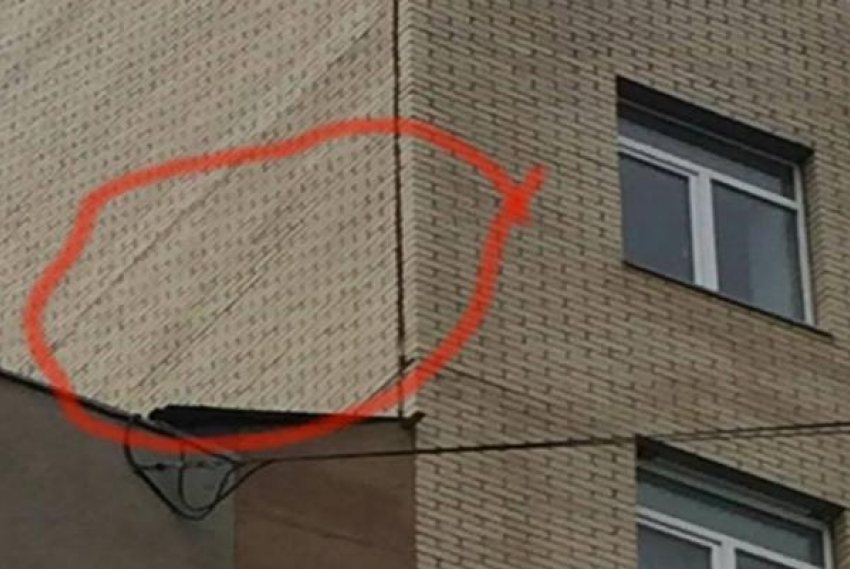 Облицовочный кирпич может упасть на головы прохожих в центре Ставрополя