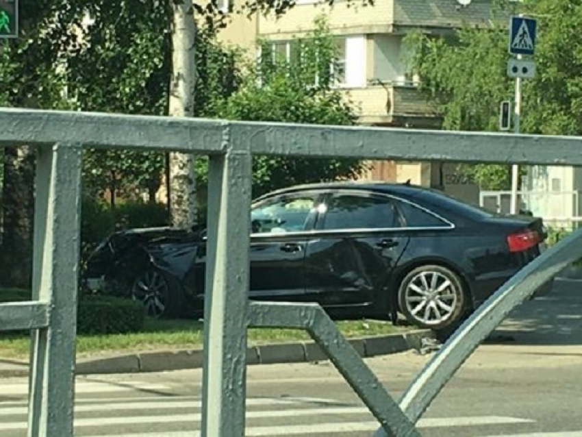 Черная «Ауди» влетела в дерево на перекрестке в центре Ставрополя