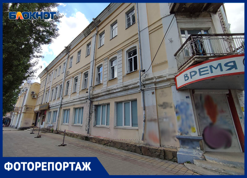 Глубокие трещины и кусты на балконах: как разрушается история на главном проспекте Ставрополя