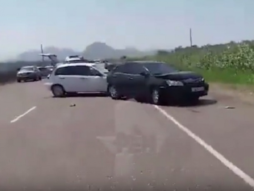 Первые мгновения после масштабного столкновения 10-ти машин на Ставрополье попали на видео