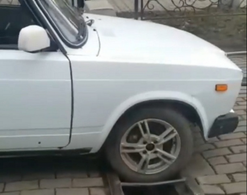 Лихач на «семерке» застрял в яме на трамвайной «встречке» в Пятигорске