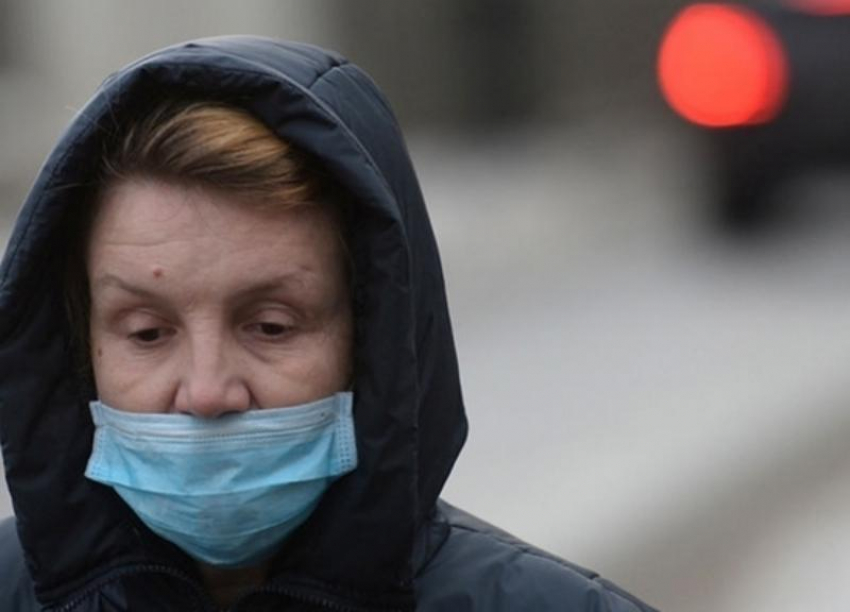 Инфекционист: долго носить защитную маску опасно для здоровья