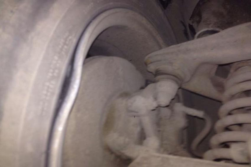 Водитель автомобиля погнул два диска и проколол шину на ухабистой дороге Пятигорска