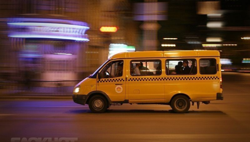 В Пятигорске водитель пассажирской «Газели» после столкновения со столбом прогнал пассажиров и уехал
