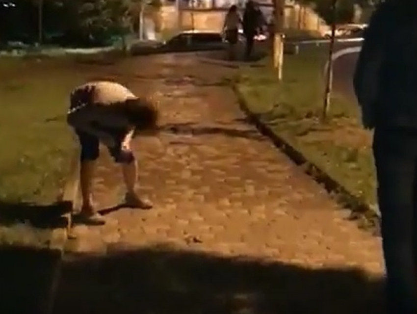 Странный танцующий парень на аллее в Пятигорске привлек внимание очевидцев и попал на видео