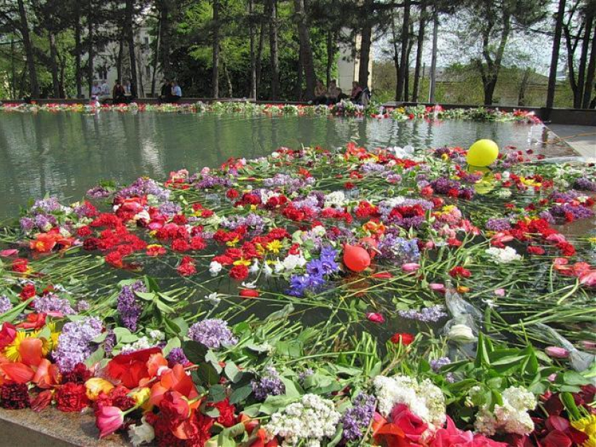 На Ставрополье накануне Дня Победы пьяный мужчина прыгнул в воду на мемориале 