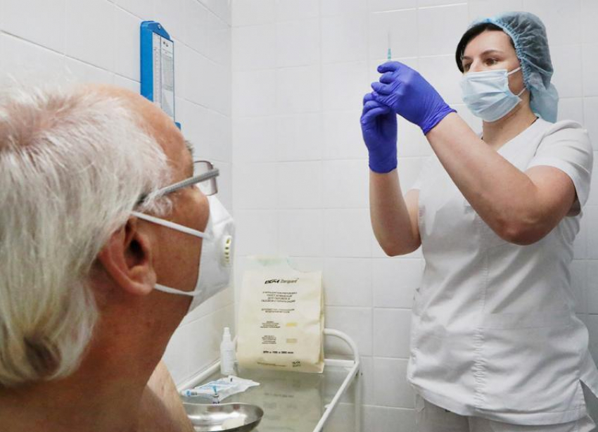 Российской вакциной от коронавируса «Спутник V» смогут прививать пожилых