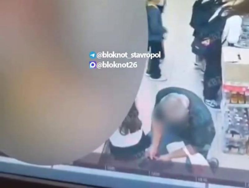 Извращенец снимал школьницу под юбкой в магазине в Ставропольском крае