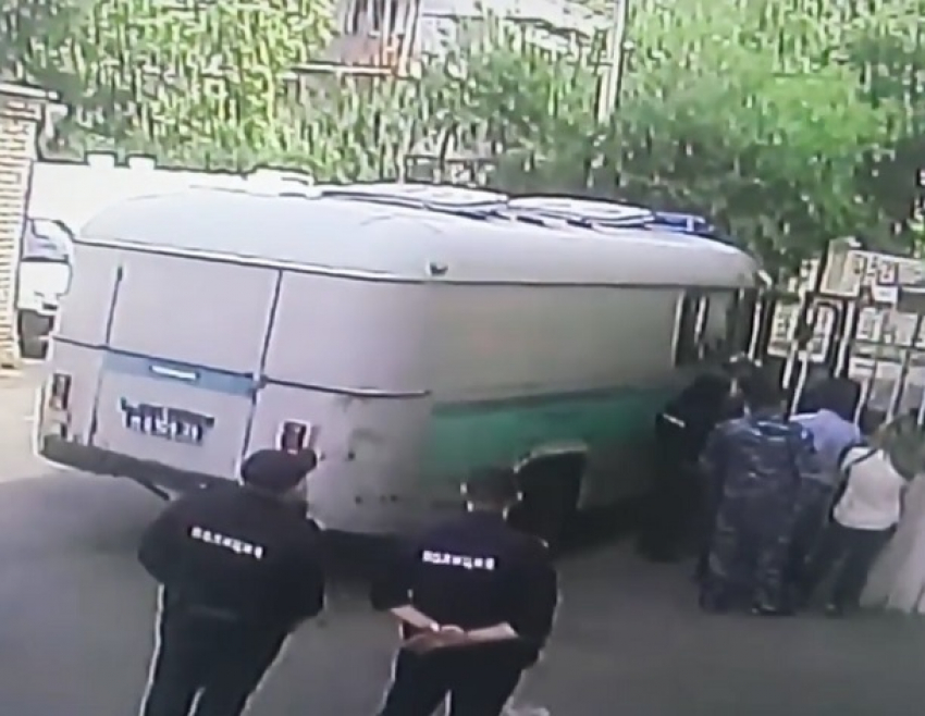 Устроивших в центре Ставрополя стрельбу с ранением юноши и девочки полицейских могут уволить