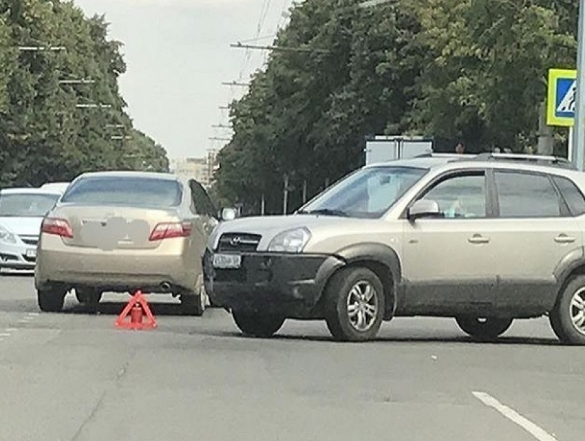 Авария «легковушки» и внедорожника на перекрестке парализовала две полосы на юго-западе Ставрополя
