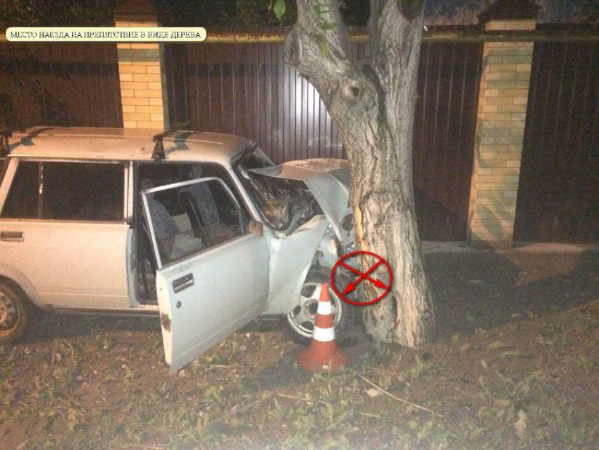 Водитель без прав на автомобиле снес забор дома на Ставрополье