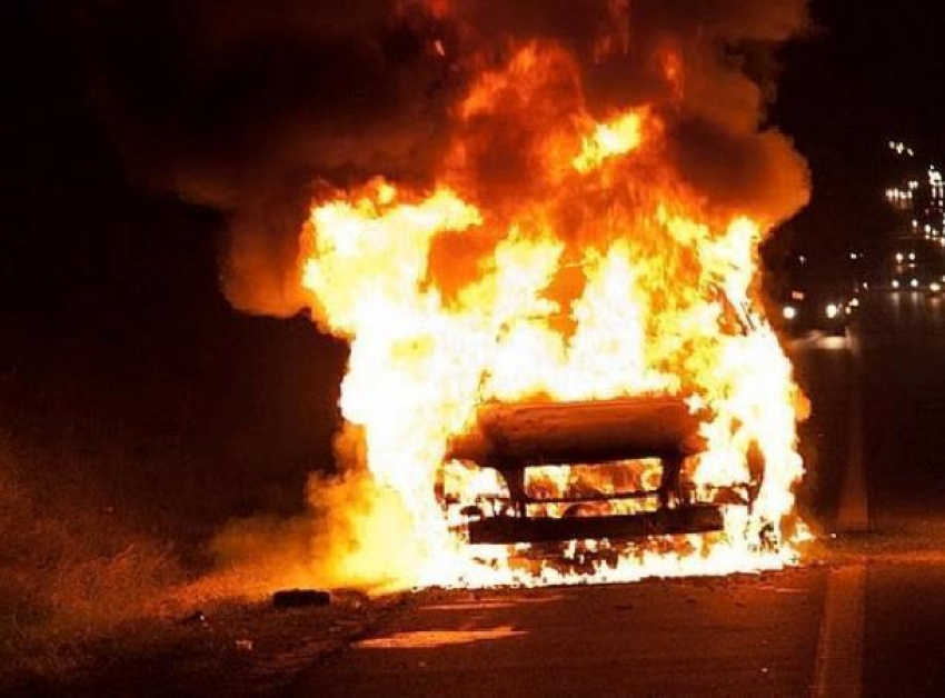 Перевернувшийся автомобиль сгорел полностью на дороге Ставрополья