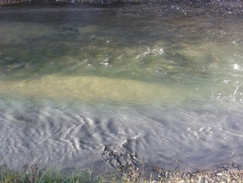 Странная сиреневая жидкость мощным потоком стекает в горную реку в Ессентуках 