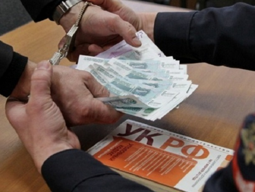 За возможность выехать за границу мужчина готов был заплатить приставу 5 тысяч рублей на Ставрополье