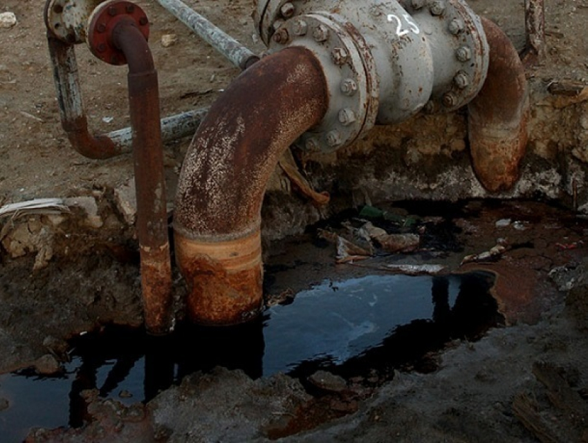Нефть разлилась в Ставропольском крае из-за незаконной врезки