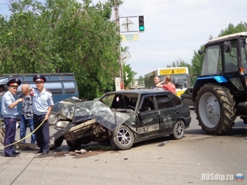 На КМВ трактор серьёзно повредил легковушку  