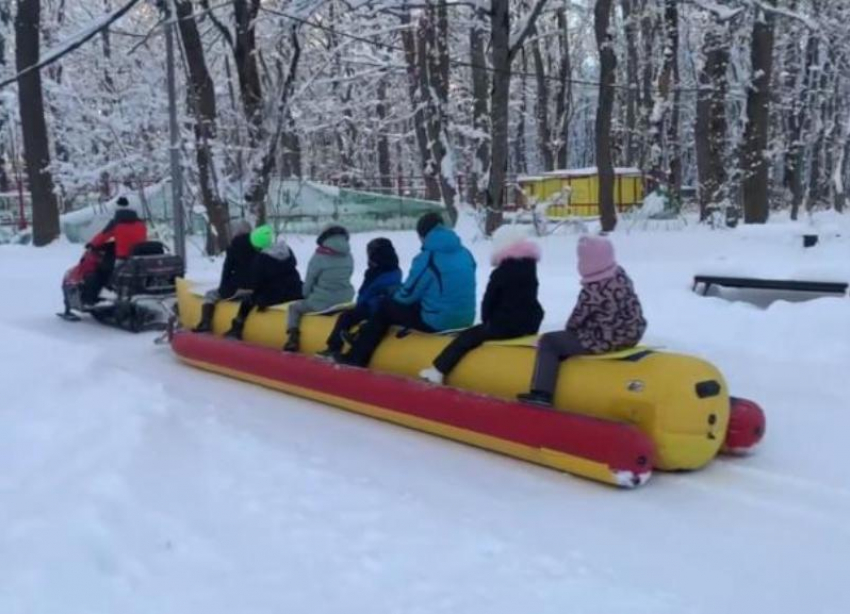 Дети катаются на банане по снегу в парке Ставрополя