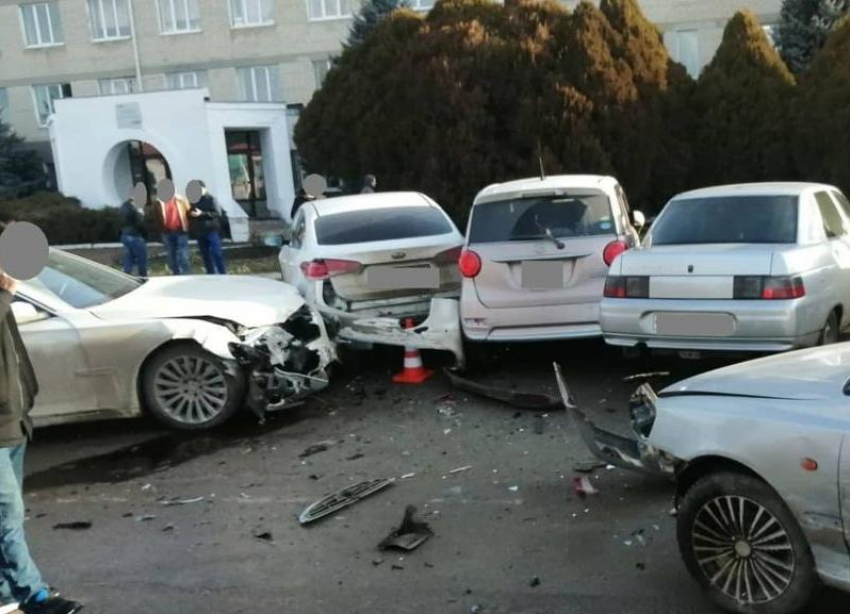 В аварии с участием пяти автомобилей в Ставрополе пострадала женщина