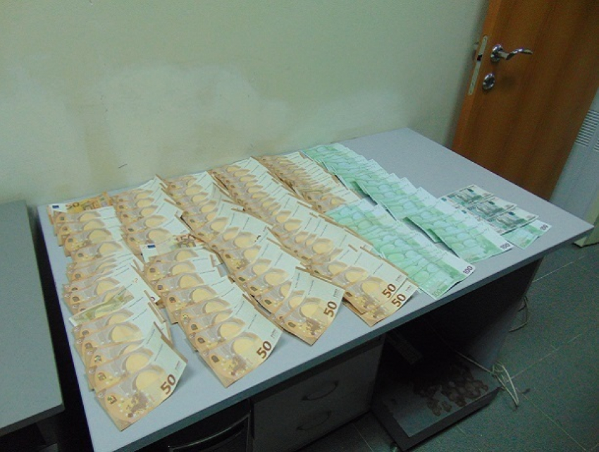 Турист из Ессентуков пытался незаконно привезти из Турции 20 тысяч долларов  