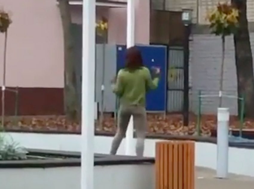 Странный танец девушки в лосинах сняли на видео жители Ставрополя