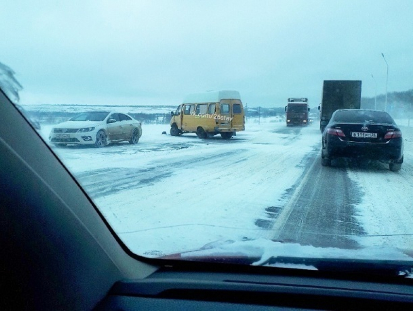 Две машины и пассажирская маршрутка столкнулись под Ставрополем 