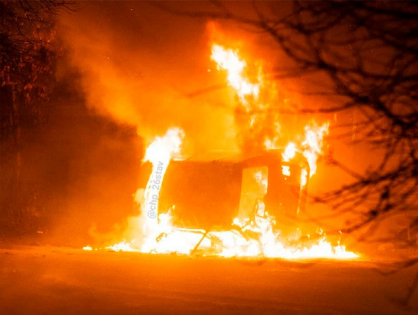 Ночью сгорел автомобиль в Ставрополе