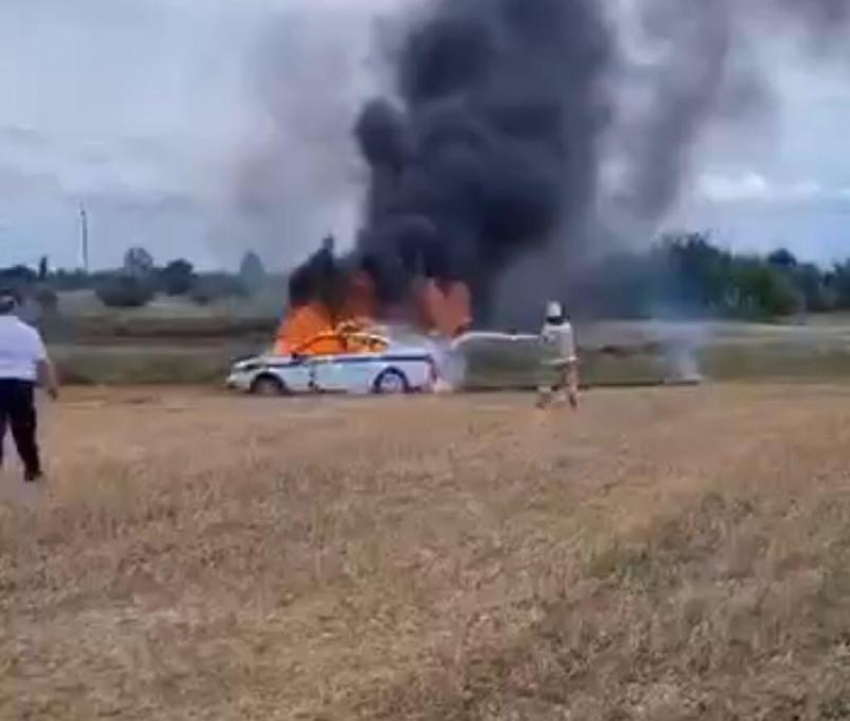 Полыхающее авто сотрудников ДПС Ставрополя в Степновском округе попало на видео