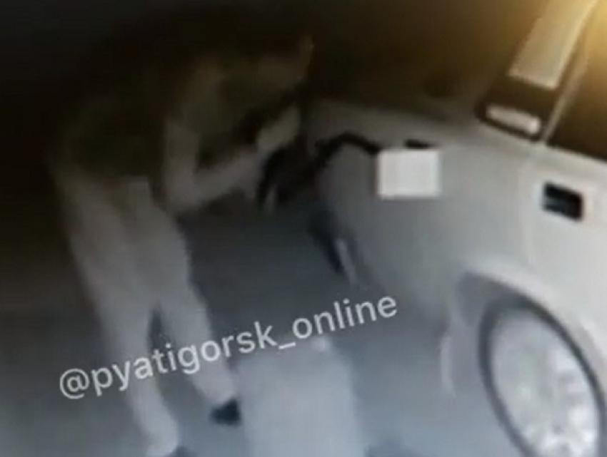 Хитрый пятигорчанин «высасывает» бензин из чужих автомобилей и раздражает местных жителей