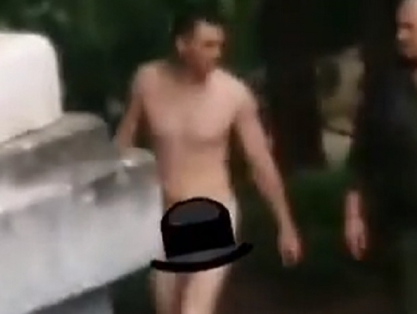 "Дело в шляпе": голый мужчина «без комплексов» рассмешил жителей Кисловодска и попал на видео