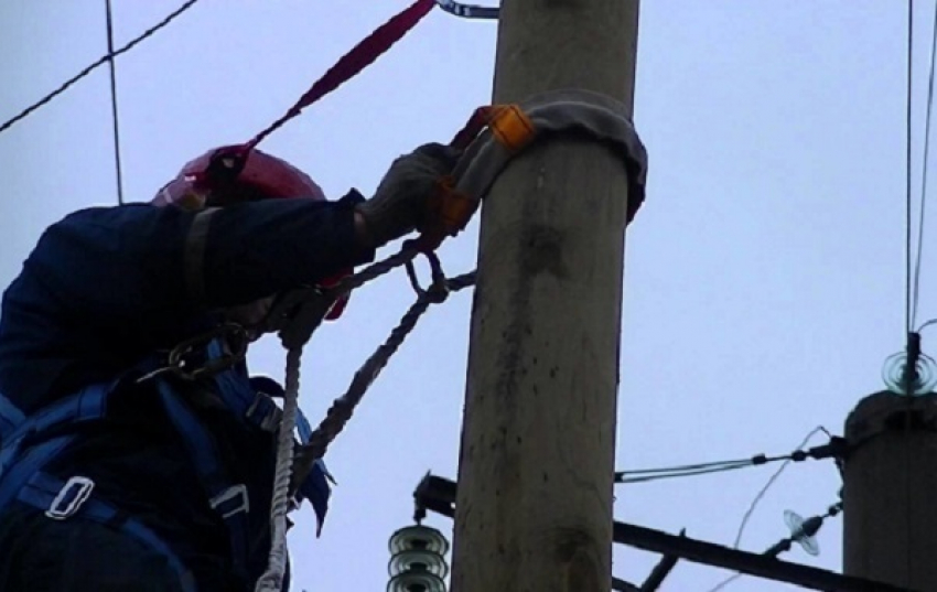 Одиннадцать аварийных электроопор обнаружила ставропольская прокуратура