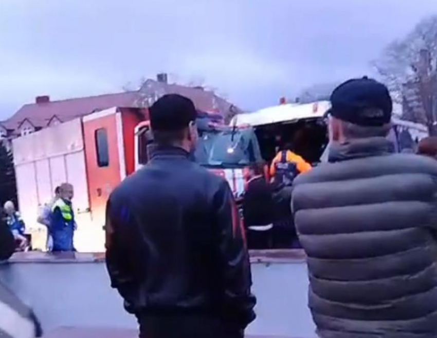 По факту столкновения экскурсионного автобуса и пожарной машины в Пятигорске возбуждено уголовное дело