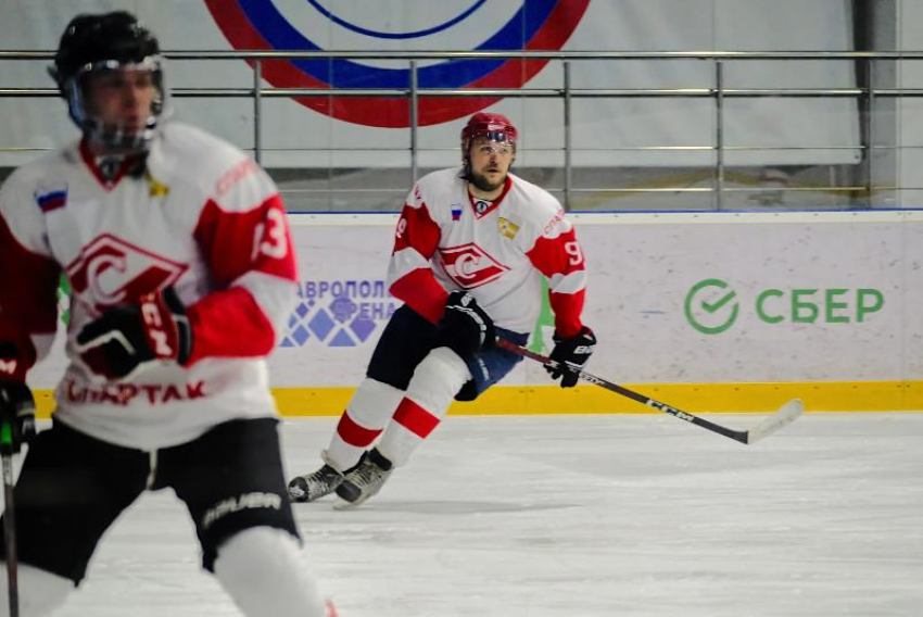 «Армейцы» попали под «Спартак»: в ставропольской НХЛ интрига сияет в полный рост