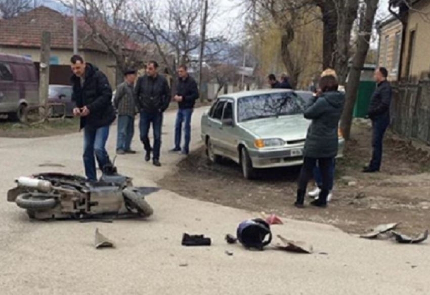 Девушка на ВАЗе и скутер столкнулись в районе Пятигорска
