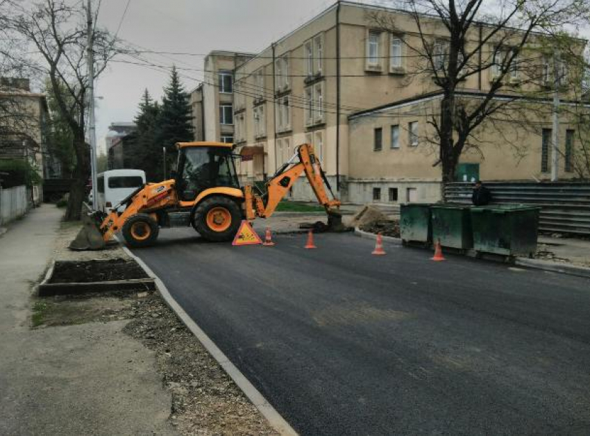 Постеленный вечером асфальт в Ессентуках начали снимать утром