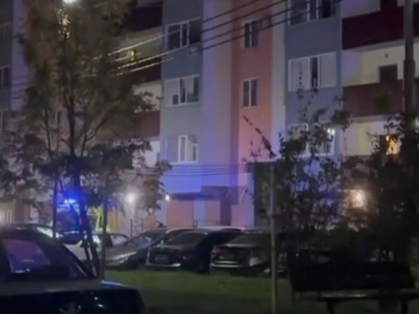 Кричал и звал маму: из окна многоэтажки в Ставрополе выпал мальчик и попал в больницу