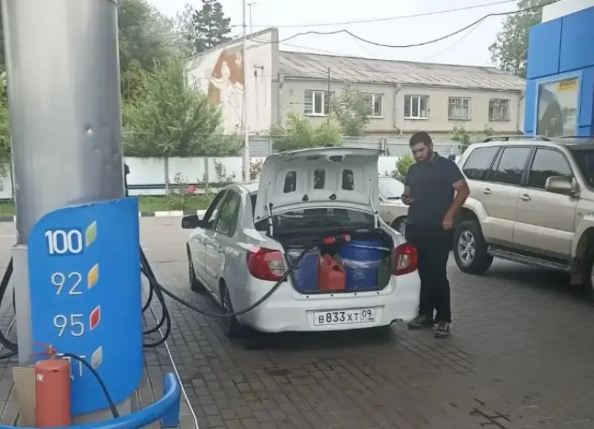 На АЗС в Пятигорске разрешили заправку в канистры сверх нормы: начата проверка