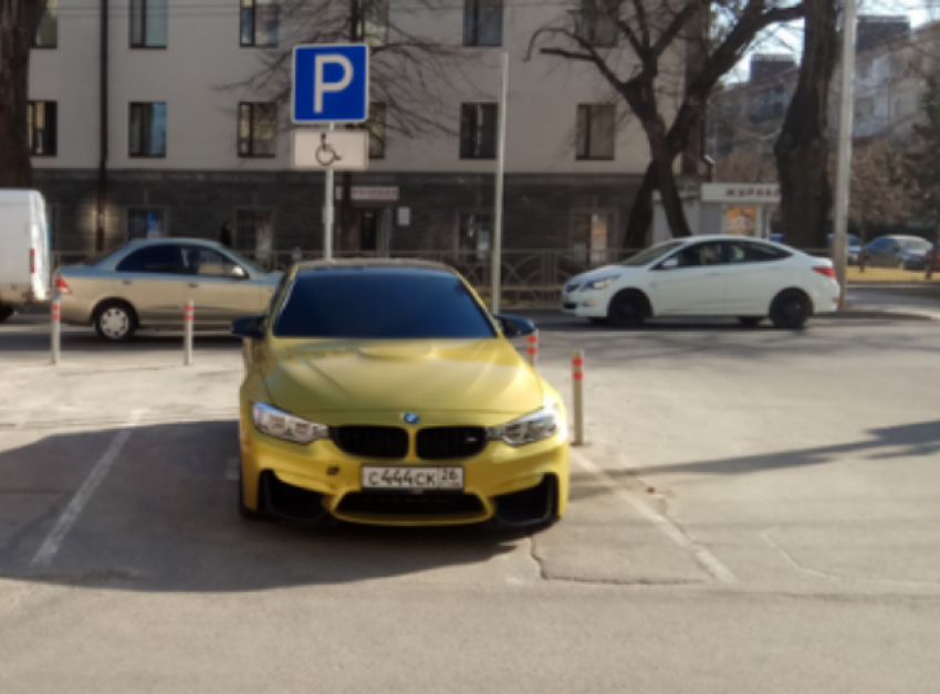 Водителя золотого «БМВ» оштрафовали за неправильную парковку и тонировку в Ставрополе