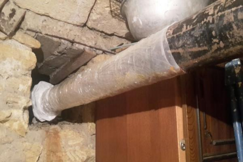 Детским пластилином залепили прорванную трубу в подвале дома Ставрополя