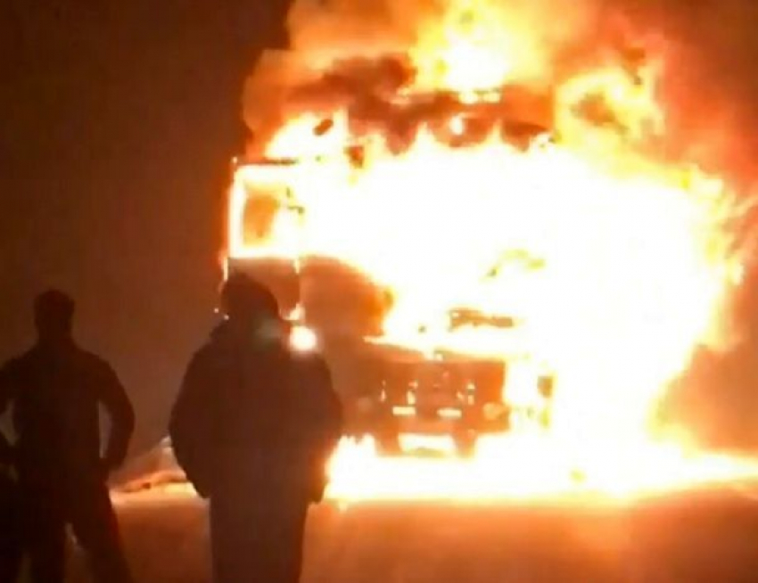 Огромная фура с макаронами вспыхнула и сгорела на трассе Ставрополь-Светлоград