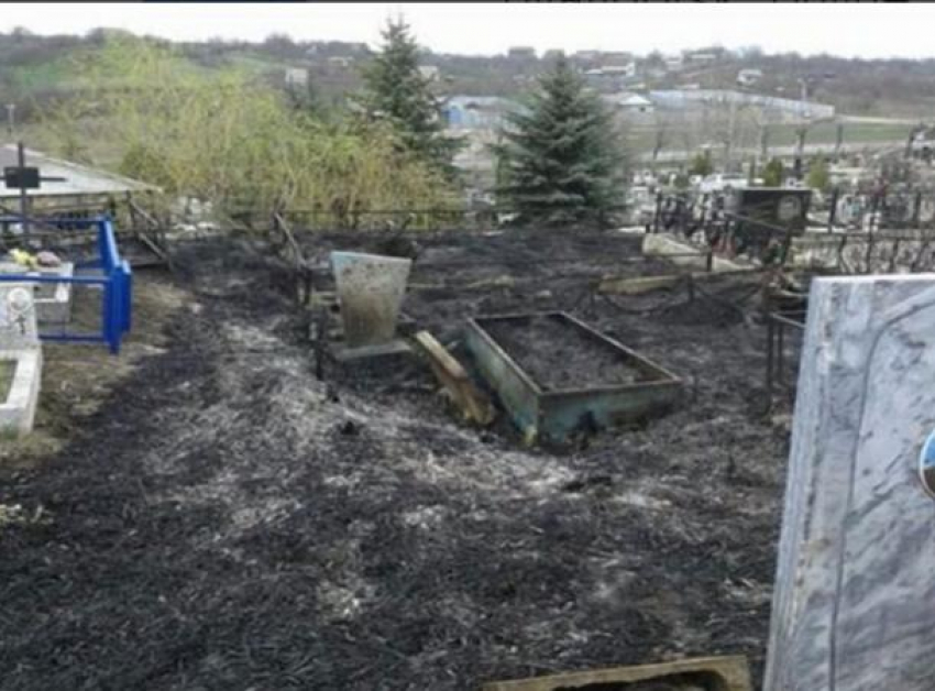 Поджог травы привел к уничтожению памятников и крестов на кладбище в Пятигорске